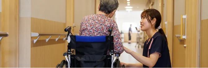 スタッフがお話をしている様子 | 京阪介護グループ