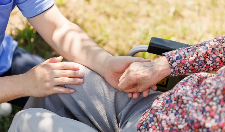スタッフとお婆さんの手 | 京阪介護グループ