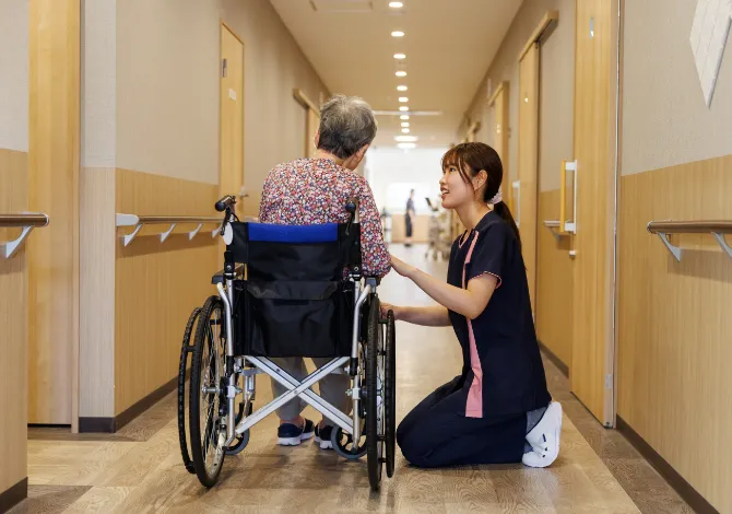 スタッフがお話をしている様子 | 京阪介護グループ