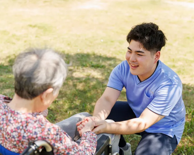 仕事している様子 | 京阪介護グループ 採用サイト